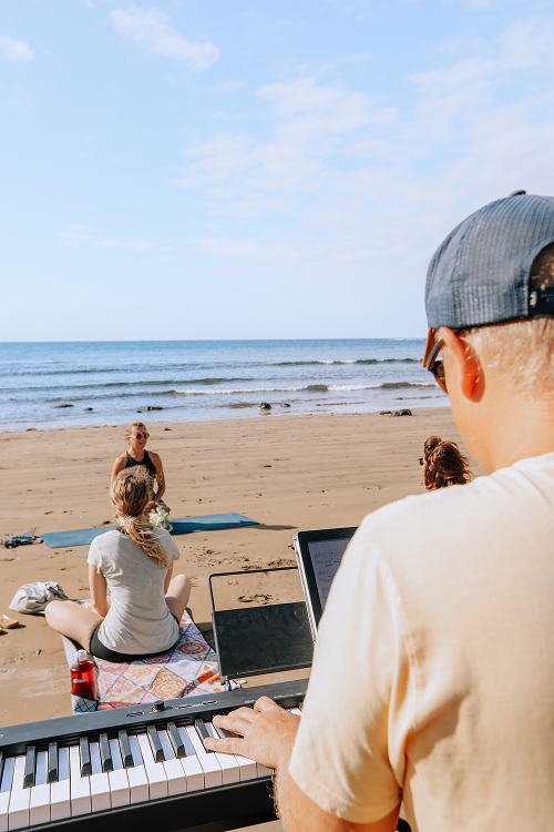 joga Teneryfa w plenerze z muzyką na żywo - praktyka vinyasa na plaży
